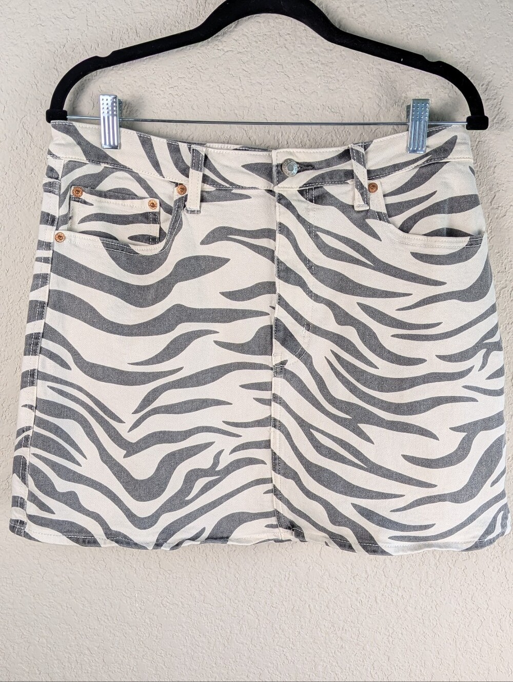DAZE Denim Mini Skirt Size 30 White Gray Zebra Stripes 5 Pocket Stretch Cotton